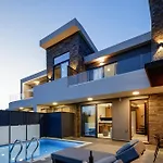 Villagioi - Luxury Villas, Private Pools, 450m To The